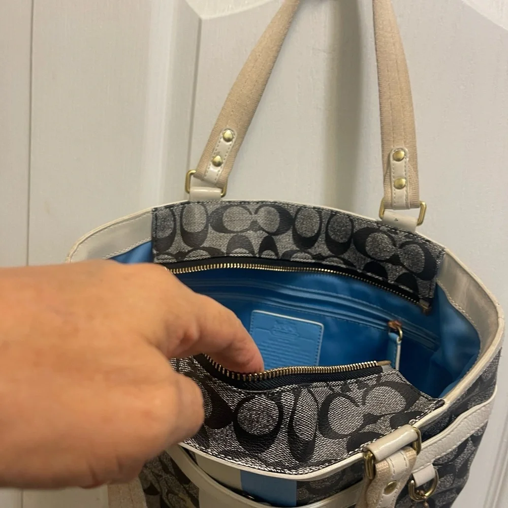 Coach bag gray and black with blue and white stripes gold logo in the front_12